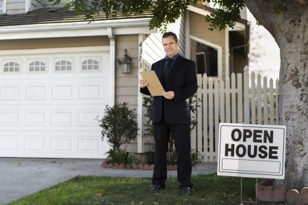 sale-agent-preparing-presenting-house (1)